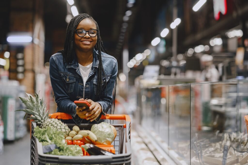Boodschappen doen met een gevulde winkelwagen
